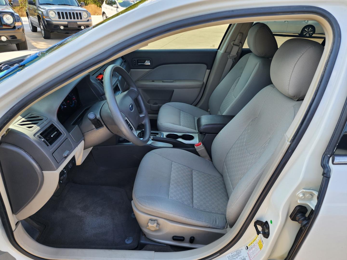 2012 WHITE Ford Fusion se (3FAHP0HG8CR) , AUTO transmission, located at 2660 S.Garland Avenue, Garland, TX, 75041, (469) 298-3118, 32.885551, -96.655602 - Welcome to DallasAutos4Less, one of the Premier BUY HERE PAY HERE Dealers in the North Dallas Area. We specialize in financing to people with NO CREDIT or BAD CREDIT. We need proof of income, proof of residence, and a ID. Come buy your new car from us today!! This is a Super Clean 2012 FORD FUSIO - Photo#11